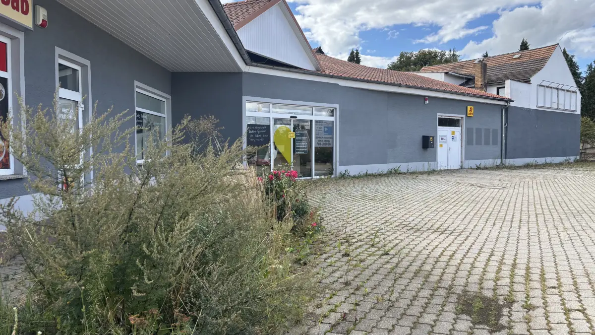 Der Edeka-Markt in Ortrand ist seit zwei Jahren geschlossen. Die untere Bauaufsicht des Landkreises Oberspreewald-Lausitz hatte im Juni 2024 ein Nutzungsverbot ausgesprochen. Jetzt äußert sich das Unternehmen zu seinen Plänen.