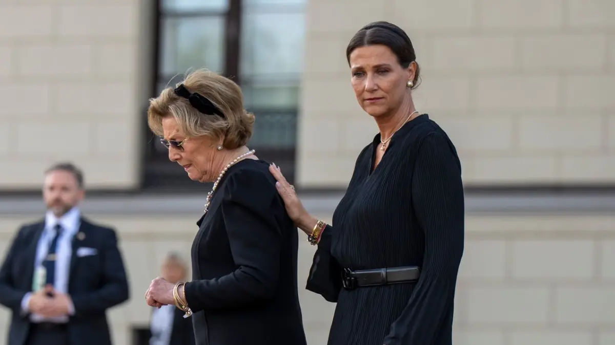 Nach dem Tod von König Harald: 31.08.2026, Norwegen, Oslo: Königin Sonja und Prinzessin Märtha Louise stehen auf dem Schlossplatz. König Harald V. ist am 28.08.2026 im Alter von 89 Jahren gestorben. Foto: Cornelius Poppe/NTB/dpa +++ dpa-Bildfunk +++