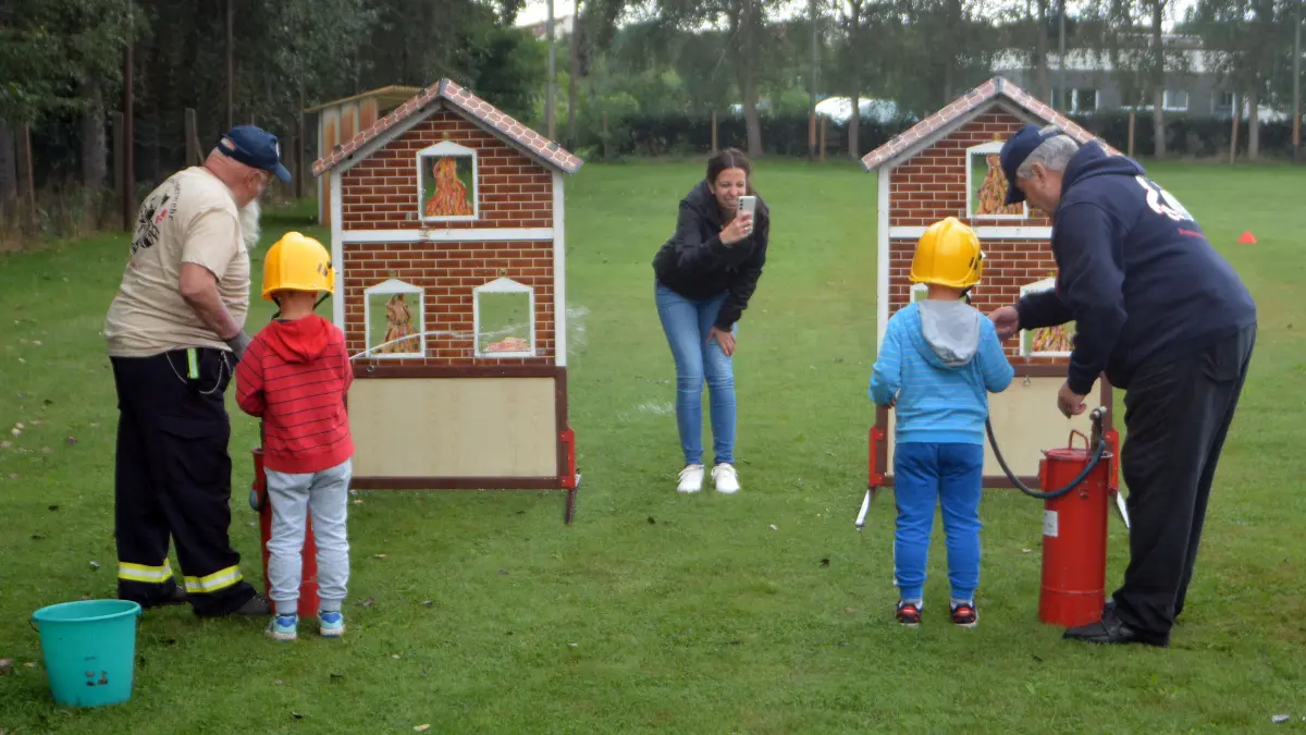 Nicht nur die Kinder hatten Spaß, auch die Helfer und Eltern fanden den OSL-Kinderbrandschutztag 2026 in Altdöbern sehr gelungen.,