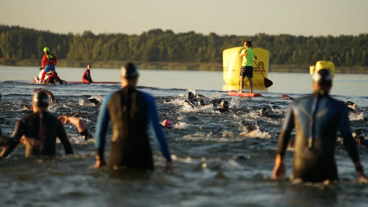 Der „KnappenMan“ 2026 in Lohsa, hier beim Schwimmen im Dreiweiberner See, hat einen neuen Rekord aufgestellt.