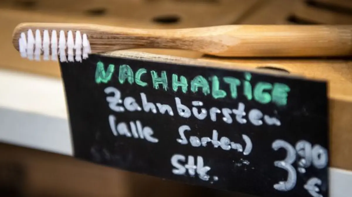 In einem Laden in Bremen wird eine nachhaltige Zahnbürste aus Holz angeboten.