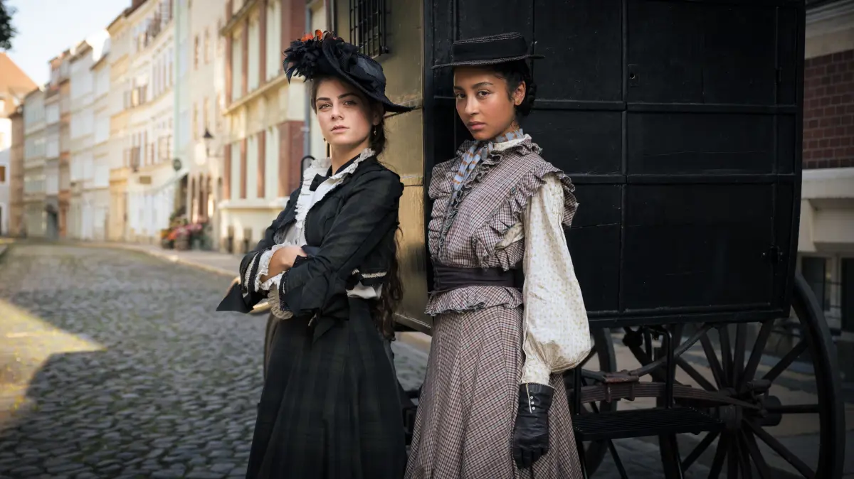 Görlitz hat sich ins Berlin des 19. Jahrhunderts verwandelt. Die Hauptfigur Dolly (Schauspielerin Derya Akyol) erlebt in der neuen Netflixserie zahlreiche Abenteuer.