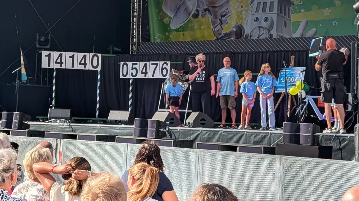 Mit Spannung verfolgen die Sängerfestbesucher auf dem Markt in Finsterwalde am Sonntagnachmittag die Verlosung der Hauptpreise.