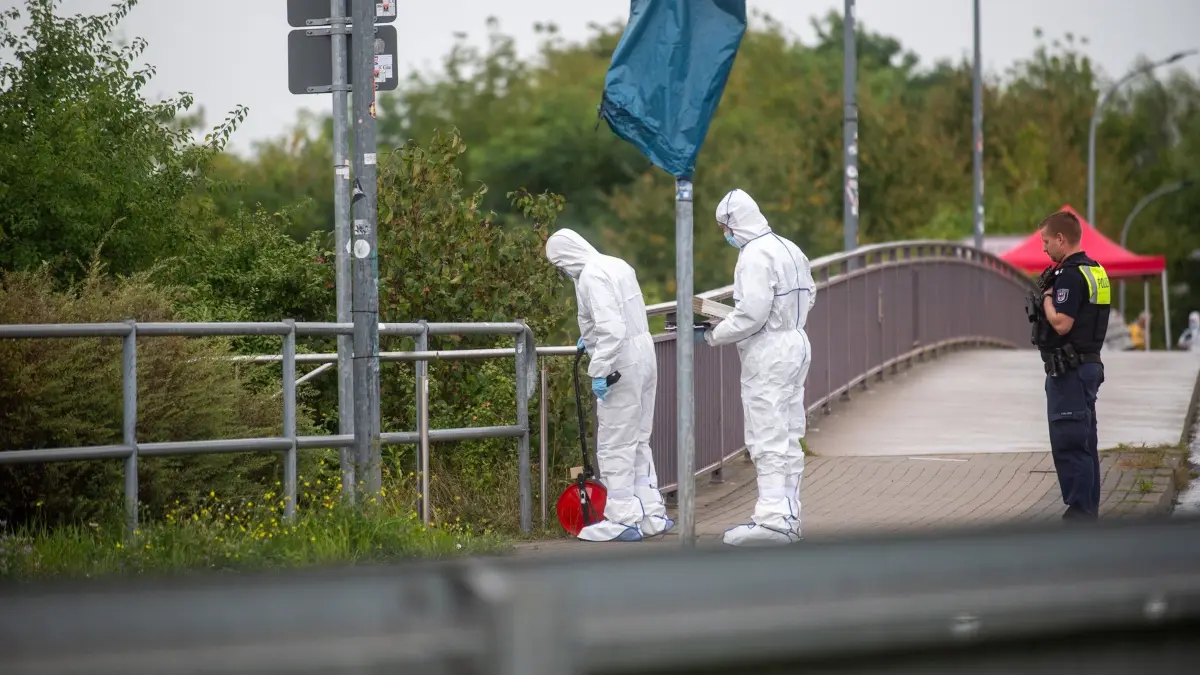 Gewalttat an der Baekelandbrücke in Erkner: DIe Polizei sichert Spuren am Tatort.