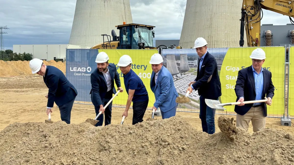 Sechs Männer bei der Arbeit: Vertreter der Leag, der Gemeinde Boxberg, aus der Politik, von Siemens und Hyperstrong setzen ein Zeichen für den künftigen Großspeicher in Boxberg.