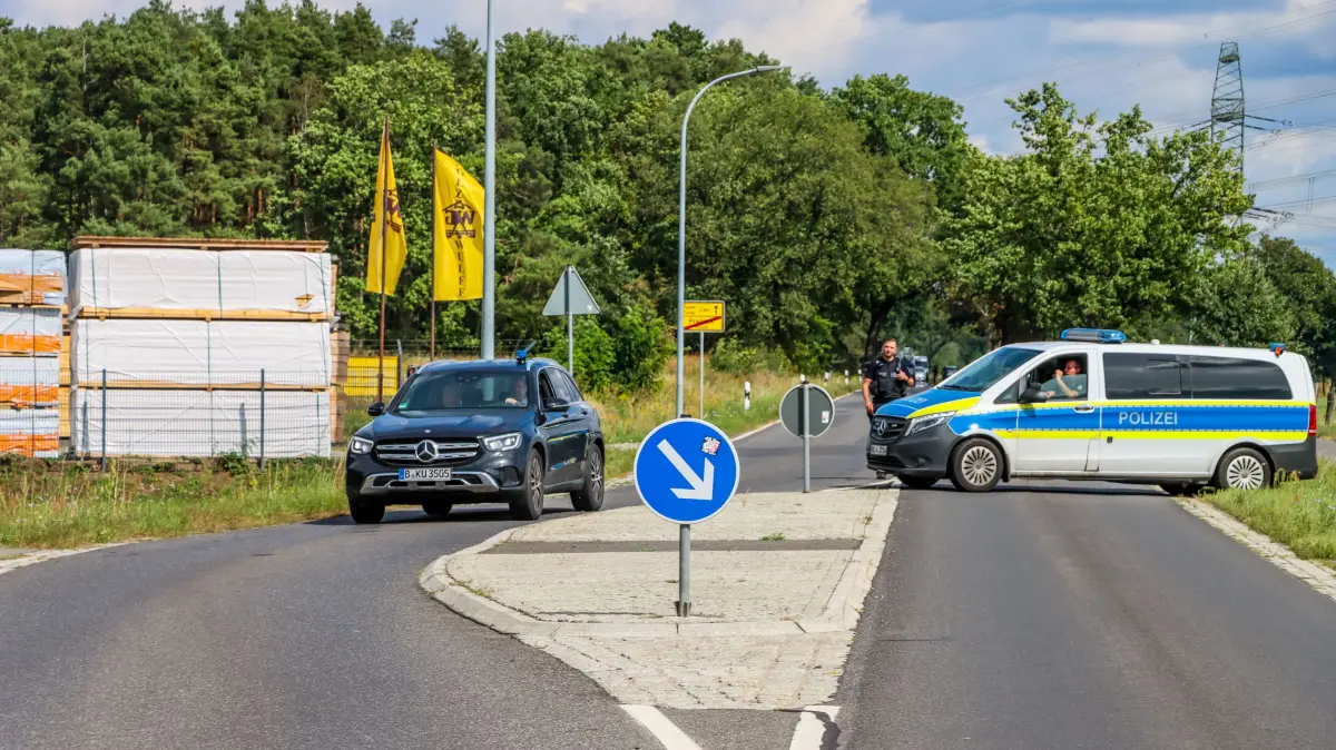 Experten des Landeskriminalamts ermitteln am Umspannwerk in Preilack.