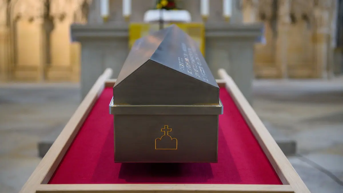 Feierliche Wiederbeisetzung von Kaiser Otto dem Großen: 01.09.2026, Sachsen-Anhalt, Magdeburg: Der Sarg mit den Gebeinen von Kaiser Otto dem Großen steht im Magdeburger Dom. Dort findet die feierliche Wiederbeisetzung von Kaiser Otto dem Großen statt. Foto: Klaus-Dietmar Gabbert/dpa +++ dpa-Bildfunk +++