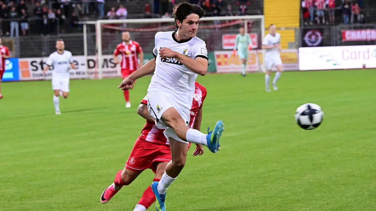 KSV Hessen Kassel - SV Eintracht-Trier: 01.09.2026 xkhx Kassel, Auestadion Regionalliga Südwest Saison 2026/2027 KSV Hessen Kassel - SV Eintracht-Trier Sercan Sararer 10, Hessen Kassel gegen Gianluca Pelzer SV Eintracht-Trier *** September 1, 2026 xkhx Kassel, Auestadion, Regionalliga Southwest, 20262027 Season, KSV Hessen Kassel vs. SV Eintracht Trier, Sercan Sararer 10, Hessen Kassel vs. Gianluca Pelzer, SV Eintracht Trier