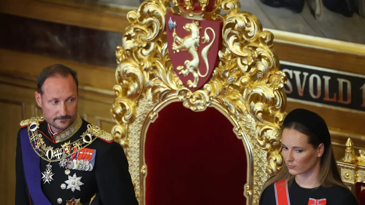 NORWAY-ROYALS-MONARCHY-POLITICS-PARLIAMENT-CONSTITUTION: Crown Princess Ingrid Alexandra of Norway (R) stands next to her father King Haakon VIII of Norway during an oath-taking ceremony for the new king to Norway's constitution in the main chamber of the Norwegian Parliament, the Storting, in Oslo on September 1, 2026. (Photo by Odd ANDERSEN / AFP)