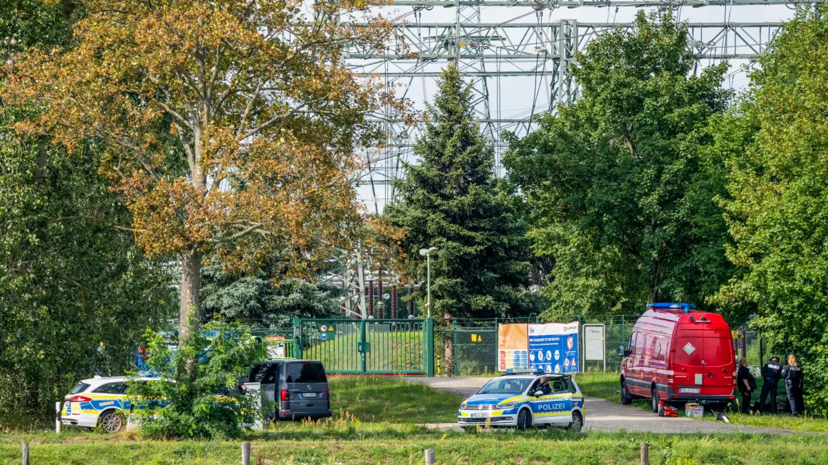 Am Umspannwerk in Preilack, nahe dem Kraftwerk Jänschwalde, hat es einen Anschlag gegeben. Zahlreiche Einsatzkräfte der Polizei sind vor Ort. Die Straße nach Preilack ist gesperrt.