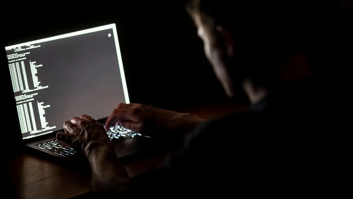 Cyberangriff: ARCHIV - 24.05.2021, Berlin: Ein Mann schreibt auf der Tastatur eines Laptops. (zu dpa: «Senat bestätigt Millionenforderung nach Hackerattacke») Foto: Fabian Sommer/dpa +++ dpa-Bildfunk +++