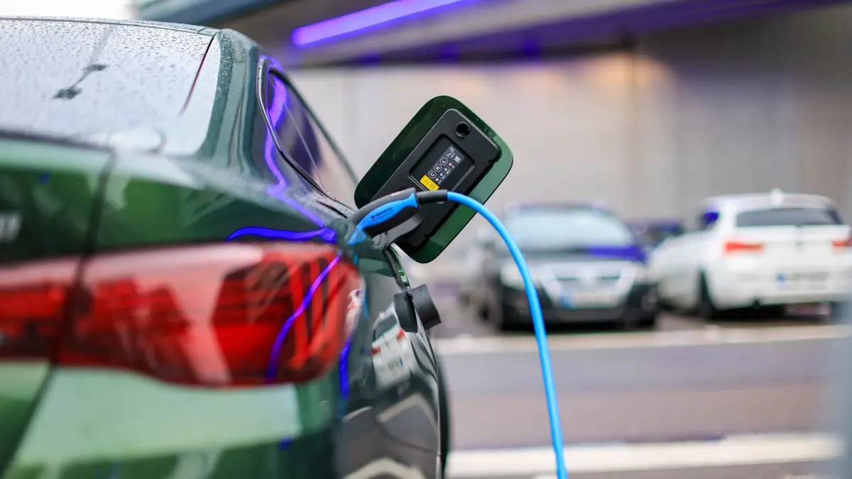 Elektroauto lädt an Ladesäule: ARCHIV - Neuer Elektro-Flitzer? Diese Versicherungs-Details sollte man checken. (zu dpa: «Kasko fürs Elektroauto - darauf kommt es an») Foto: Jan Woitas/dpa/dpa-tmn - Honorarfrei nur für Bezieher des dpa-Themendienstes +++ dpa-Themendienst +++