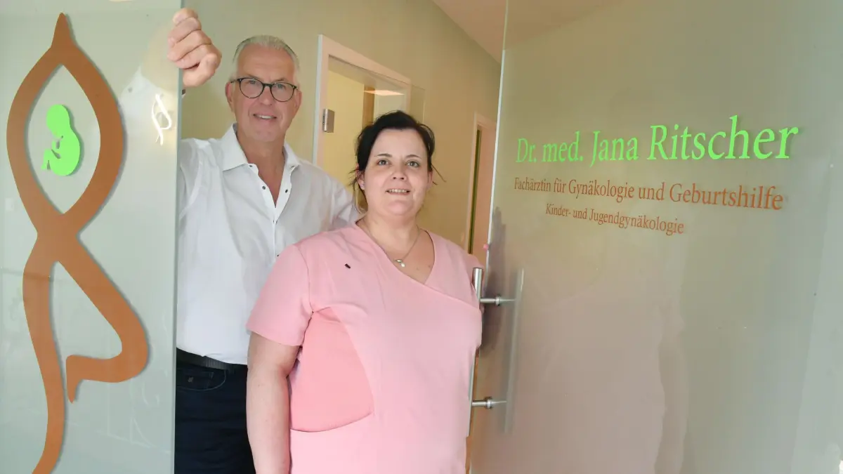 Neue fachärztliche Versorgung auch für Elbe- Elster – Weiterer Meilenstein zum Gesundheitszentrum Gröditz - Dr. med. Jana Ritscher eröffnet gynäkologischen Praxis : Neue fachärztliche Versorgung auch für Elbe- Elster – Weiterer Meilenstein zum Gesundheitszentrum Gröditz - Dr. med. Jana Ritscher eröffnet gynäkologischen Praxis
- Auf dem Foto sind v.l. Der Initiator für die Gröditzer Gesundheitszentren Bauunternehmer Henry Wendt und Fachärztin für Gynäkologie und Geburtshilfe Dr. med. Jana Ritscher zu sehen