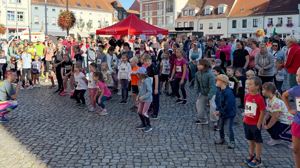 Für die richtige Erwärmung der Sportler in Senftenberg sorgen auf dem Marktplatz wie 2025 die Zumba-Kids.