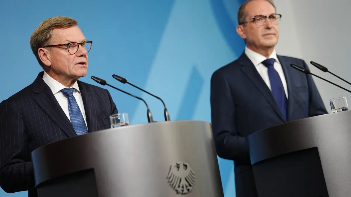 Statement Dobrindt und Wadephul zur Sprengstoff-Drohne: 01.09.2026, Berlin: Johann Wadephul (l, CDU), Bundesaußenminister, und Alexander Dobrindt (CSU), Bundesinnenminister, geben eine Pressekonferenz zu den Entwicklungen im Fall der am Flughafen Leipzig/Halle gefundenen Sprengstoff-Drohne im Bundesinnenministerium. Foto: Kay Nietfeld/dpa +++ dpa-Bildfunk +++