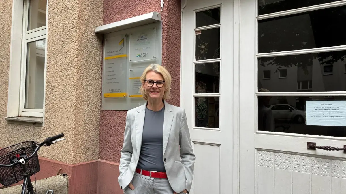 Anke Schönherr berät in einem
