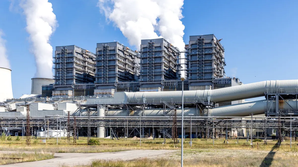 Kraftwerk Jänschwalde: ARCHIV - 16.07.2026, Brandenburg, Peitz: Blick auf die Kraftwerksblöcke im Kraftwerk Jänschwalde.
Das Kraftwerk Jänschwalde wurde in den Jahren 1976 bis 1989 als letzter Kraftwerksneubau der DDR errichtet. (zu dpa: «Sprengvorrichtung an Umspannwerk gefunden») Foto: Frank Hammerschmidt/dpa +++ dpa-Bildfunk +++