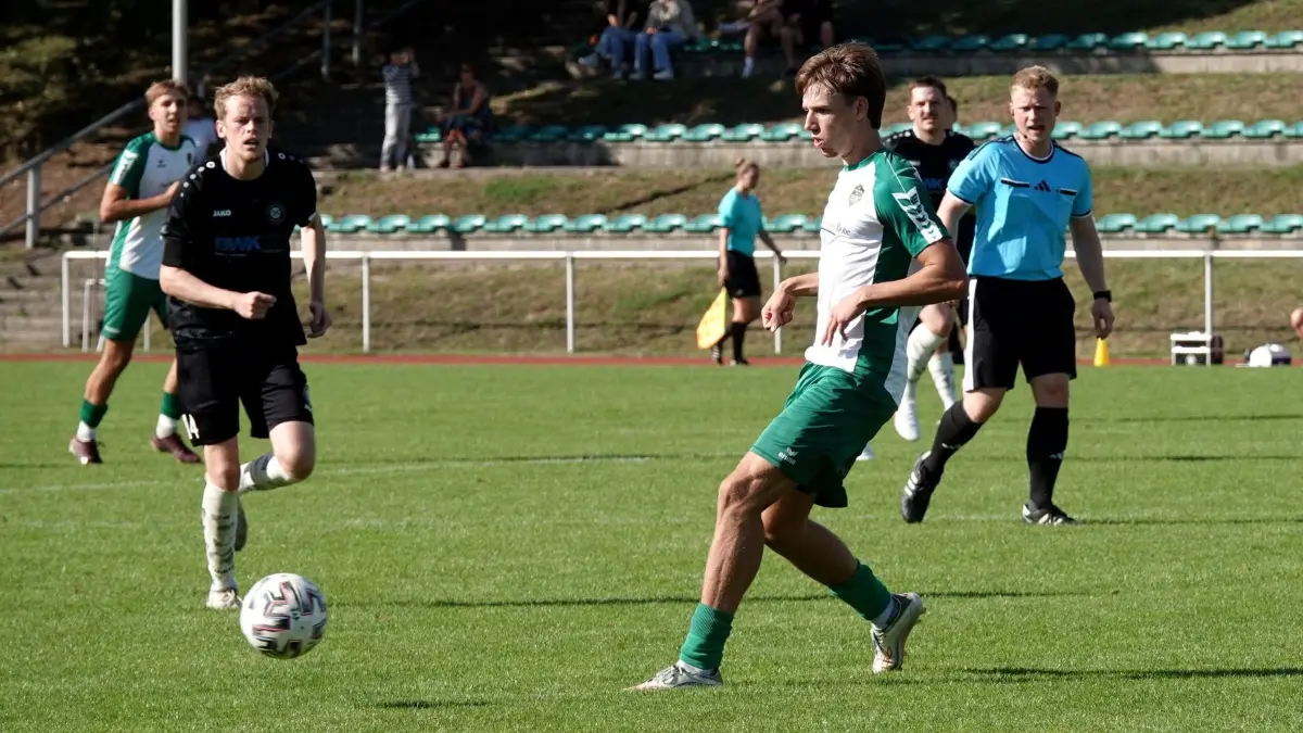 Tim Renno (rechts) wechselt mit sofortiger Wirkung vom Landesligisten SV Wacker Ströbitz zum VfB Krieschow. Dort gibt es mit dem Offensivspieler einen langfristigen Plan.