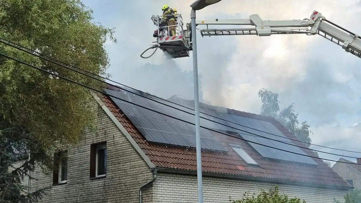 Ein Brand des Dachstuhls eines Wohnhauses erforderte den konzertierten Einsatz der Feuerwehrkräfte um Rückersdorf.