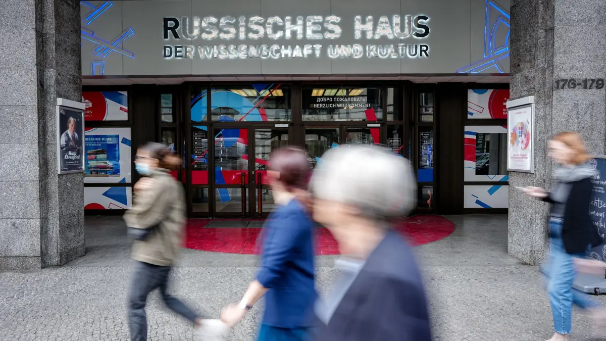 Das Russische Haus in Berlin: 01.09.2026, Berlin: Blick auf das Russische Haus in der Friedrichstraße, einem Veranstaltungs- und Kulturzentrum. Foto: Kay Nietfeld/dpa +++ dpa-Bildfunk +++