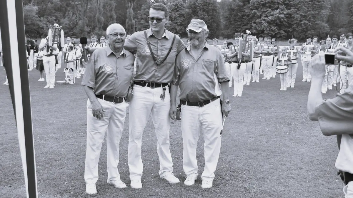 Adolf Müller (r.) mit dem zweiten Vorsitzenden Nico Poplawski (M.) und dem langjährigen, inzwischen ebenfalls verstorbenen Vorsitzenden Helmut Winkler (l.) vom Spielmannszug Lauchhammer.