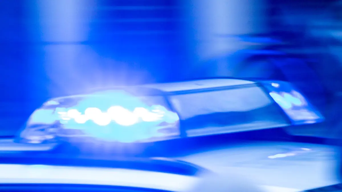 Polizei Symbolbild: ARCHIV - 10.02.2024, Mecklenburg-Vorpommern, Rostock: Ein Streifenwagen der Polizei ist mit Blaulicht im Einsatz. (zu dpa: «Wer saß am Steuer? Alkoholisierte Männer bei Unfall verletzt») Foto: Jens Büttner/dpa +++ dpa-Bildfunk +++