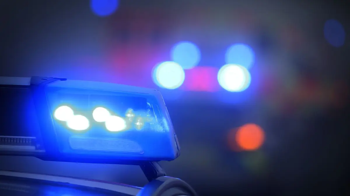 Polizei: ARCHIV - 10.11.2019, Bayern, Marktbreit: Ein Polizeiauto mit eingeschaltetem Blaulicht steht an einer Unfallstelle. (Symbolbild) (zu dpa: «Geisterfahrer prallt frontal gegen Transporter») Foto: Karl-Josef Hildenbrand/dpa +++ dpa-Bildfunk +++