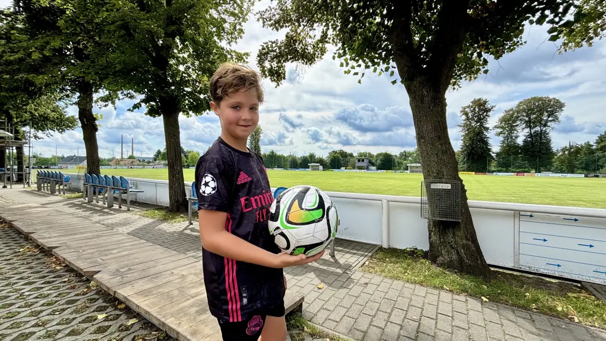 Der neunjährige Lenny Meyer aus Würzburg ist zu Gast bei Oma und Opa in Weißwasser und hat eine Trainingseinheit beim VfB Weißwasser am Turnerheim eingelegt. Für das Pokalspiel gegen Aue drückt er Weißwasser ganz fest die Daumen.
