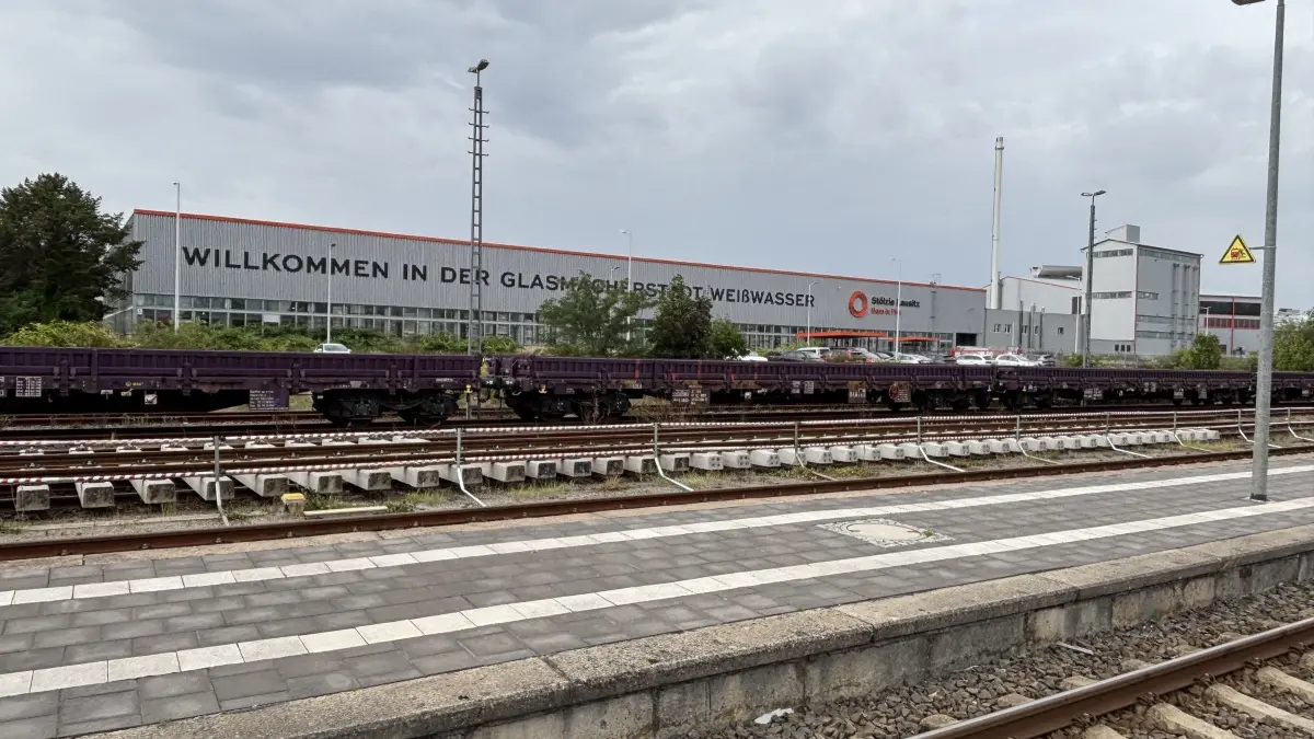 Die neuen Gleise liegen zum Einbau am Bahnhof Weißwasser bereit. Die Bauarbeiten auf der Strecke in Richtung Görlitz haben Folgen für die Fahrten der Odeg.