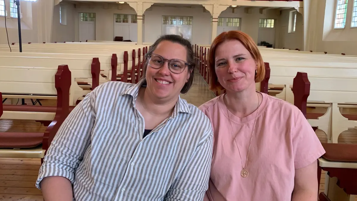 Die lesbischen Pastorinnen Steffi und Ellen Radtke bieten queersensible Seelsorge an.
