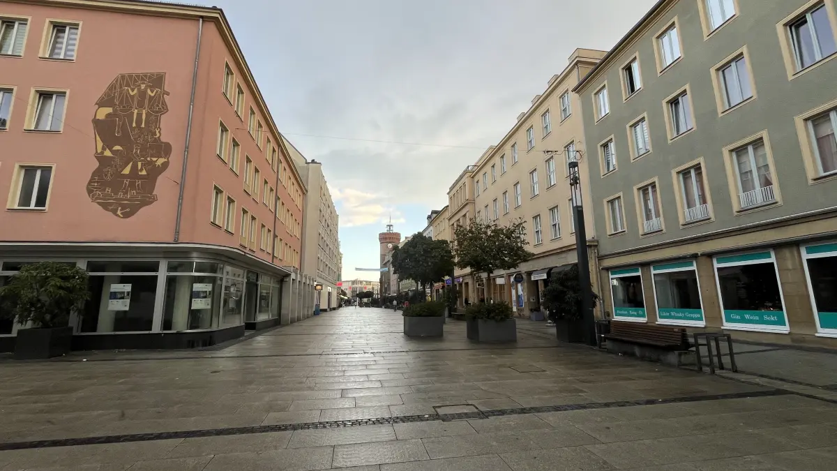 Es gibt immer mehr Leerstände in der Cottbuser Innenstadt. Die Spremberger Straße ist zu manchen Stunden menschenleer. Das soll sich jetzt ändern: Ein neues Cityteam soll das Herz der Stadt neu beleben. Wie soll das gelingen?