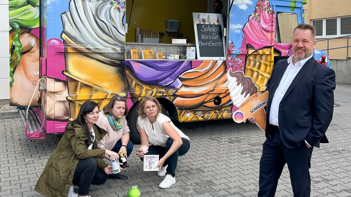 Torsten Scheer hat die Eis-Wette gegen das Marketing-Team von Kjellberg Finsterwalde gewonnen. Die Kolleginnen halten widerwillig schon die Sparschweine für den Wetteinsatz bereit. Denn es gab Eis für alle Mitarbeiter - und das weltweit.