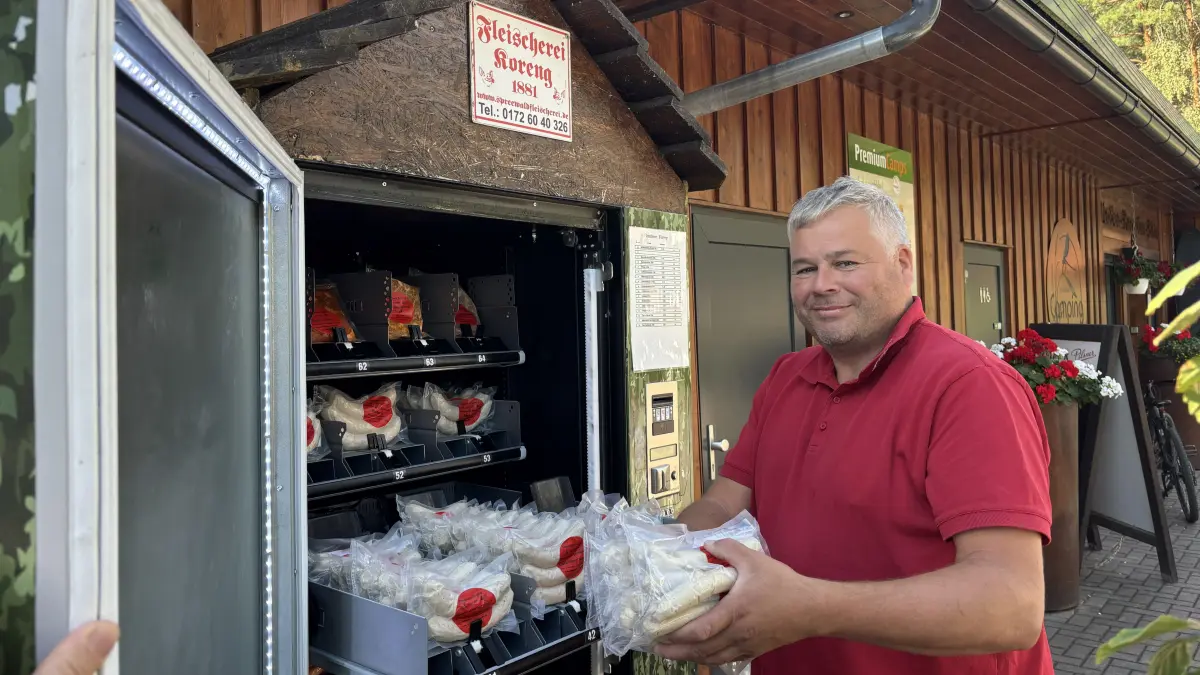 Fleischermeister Sven Wieder von der Fleischerei Koreng aus Lübbenau befüllt einen Wurstautomaten auf dem Campingplatz Spreewald-Natur-Camping „Am See“ im Lübbenauer Ortsteil Hindenberg.