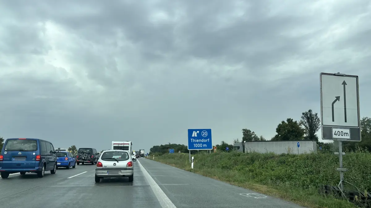 Stau auf der A13. Wenige Kilometer nach der Landesgrenze bei Ortrand kommt der Verkehr nur schleppend voran. Besonders vor dem Wochenende ist im Bereich der Baustelle nahe Thiendorf in beiden Fahrtrichtungen mit Verkehrsbeeinträchtigungen zu rechnen.