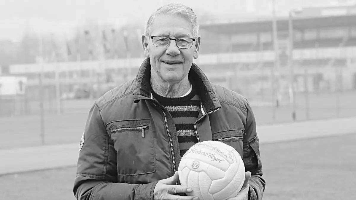 26.03.2018, Thüringen, Jena: Eberhard Vogel, ehemaliger DDR-Fußball Nationalspieler, steht mit dem Orginalball der Olympiaqualifikation von 1972 auf dem Gelände des Ernst Abbe Sportplatzes in Jena. Er spielte und spielte: 440 Mal lief Eberhard Vogel in der DDR-Oberliga auf und wurde somit zum Rekordspieler. Jetzt ist er gestorben. (zu dpa: «Ehemaliger DDR-Ausnahmefußballer Eberhard Vogel gestorben»)