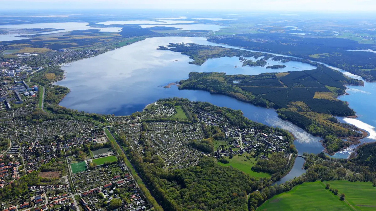 Blick auf den Senftenberger See mit der Halbinsel Niemtsch. Dort befindet sich die Pflugkippe, die saniert werden soll.