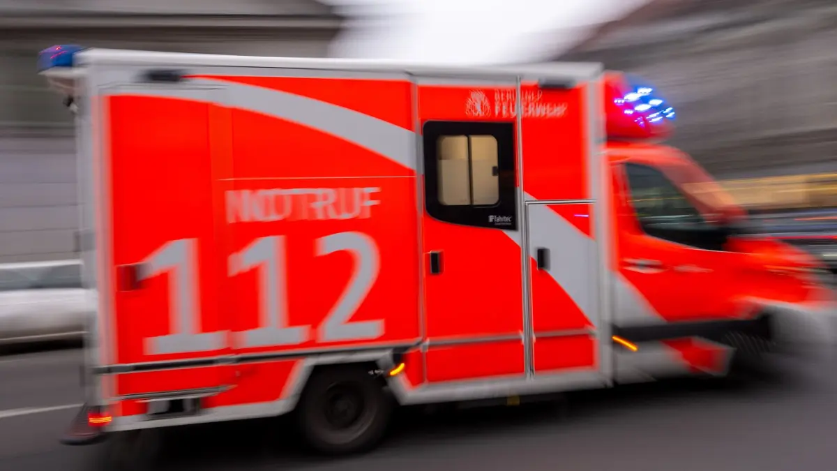 Rettungswagen - Symbolbild: ARCHIV - 08.02.2024, Berlin: Ein Rettungswagen fährt mit Blaulicht zum Einsatz. (zu dpa: «Mann stürzt beim Fahrradschieben – mit 3,81 Promille») Foto: Monika Skolimowska/dpa +++ dpa-Bildfunk +++