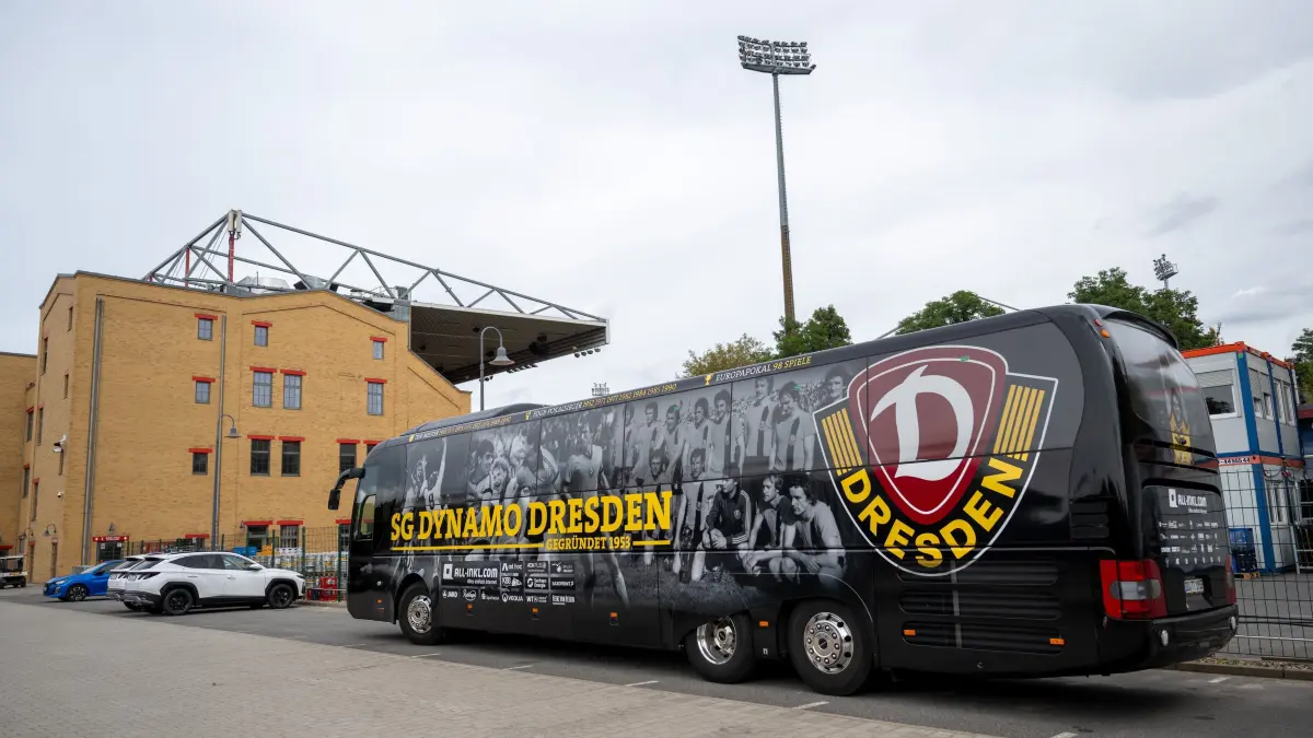 Bundesliga Talent Series 2026/27: Eintracht Braunschweig - Dynamo Dresden in Berlin: Fußball, Bundesliga Talent Series 2026/27, neuer U21-Wettbewerb, Saison 2026/2027, Eintracht Braunschweig - SG Dynamo Dresden (4:2) auf neutralem Boden im Stadion An der Wuhlheide in Berlin-Köpenick, im Bild: Mannschaftsbus von Dynamo Dresden im Stadion An der Alten Försterei, 02.09.2026, Foto: Matthias Koch