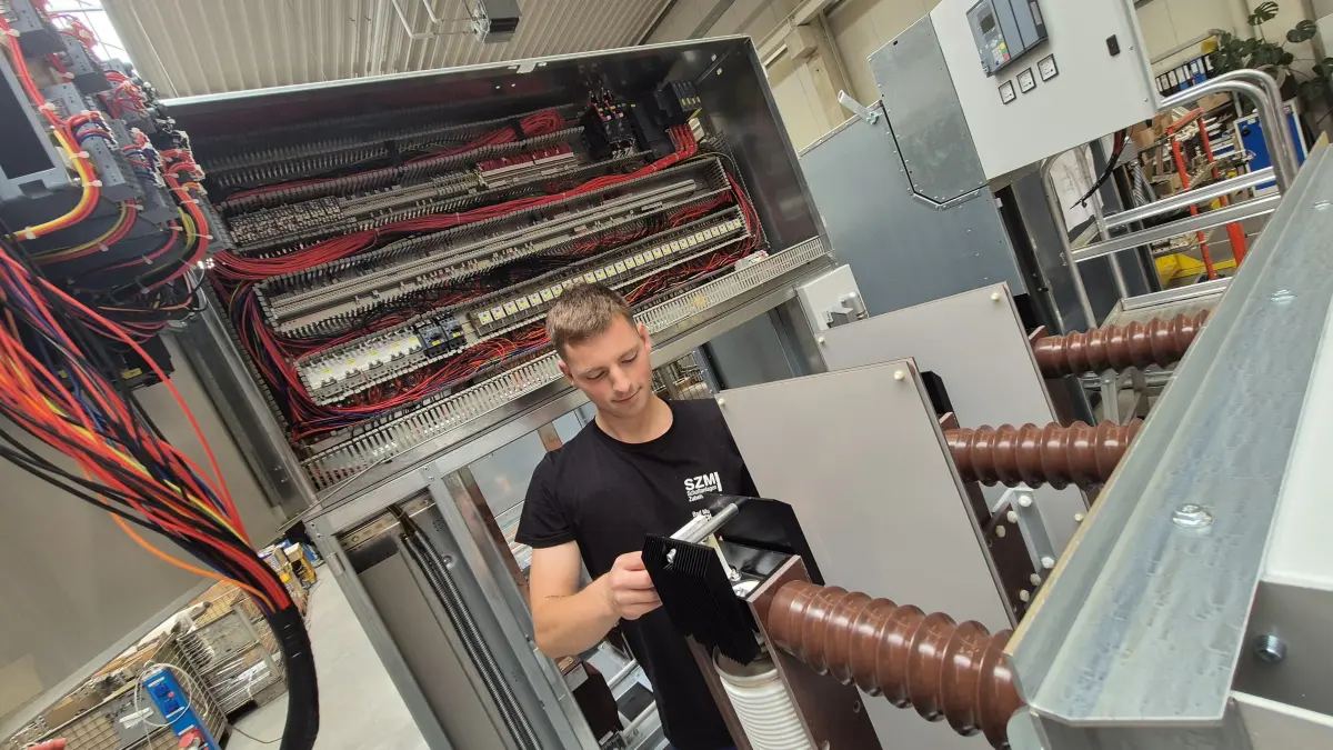 Marwen Mönch, Mitarbeiter von SZM in Bad Muskau, an einem von zurzeit zwei großen luftisolierten Schaltfeldern für eine Ofenschaltanlage. Solche Anlagen sind bei elektrischen Industrieöfen im Einsatz, etwa in der Metallurgie, der Glas- und Keramikindustrie oder in Zementwerken.
