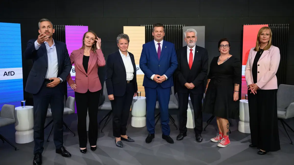 Wahlarena zur Landtagswahl in Sachsen-Anhalt: 02.09.2026, Sachsen-Anhalt, Halle (Saale): Ulrich Siegmund (AfD, l-r), Claudia Wittig (BSW), Lydia Hüskens (FDP), Sven Schulze (CDU), Ministerpräsident Sachsen-Anhalts, Armin Willingmann (SPD), Minister für Wissenschaft, Energie, Klimaschutz und Umwelt des Landes Sachsen-Anhalt, Susan Sziborra-Seidlitz (Bündnis 90/Die Grünen) und Eva von Angern (Die Linke) stehen zusammen vor der Wahlarena von Radio Brocken, RTL und ntv mit den Spitzenkandidaten zur Landtagswahl. In Sachsen-Anhalt wird am 6. September ein neuer Landtag gewählt. (zu dpa: «Parteien in Sachsen-Anhalt starten in Wahlkampf-Endspurt») Foto: Hendrik Schmidt/dpa +++ dpa-Bildfunk +++