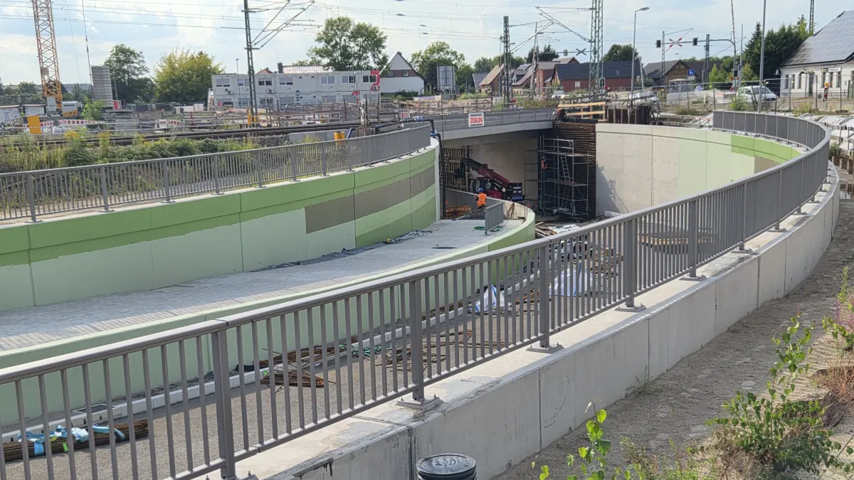 Das Wandbild für die neue Straßenunterführung in Lübbenau entsteht bereits. Am Tag der offenen Baustelle am 11. September 2026 ist sicher schon mehr zu erkennen.