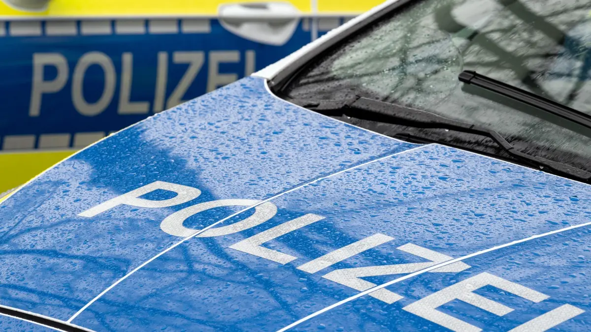 Polizei Celle: ARCHIV - 22.03.2024, Brandenburg, Trebbin: Der Schriftzug „Polizei“ auf der Kühlerhaube eines Autos, aufgenommen während einer Verkehrskontrolle. (zu dpa: «Mann soll Seniorin auf die Straße gestoßen haben») Foto: Soeren Stache/dpa +++ dpa-Bildfunk +++