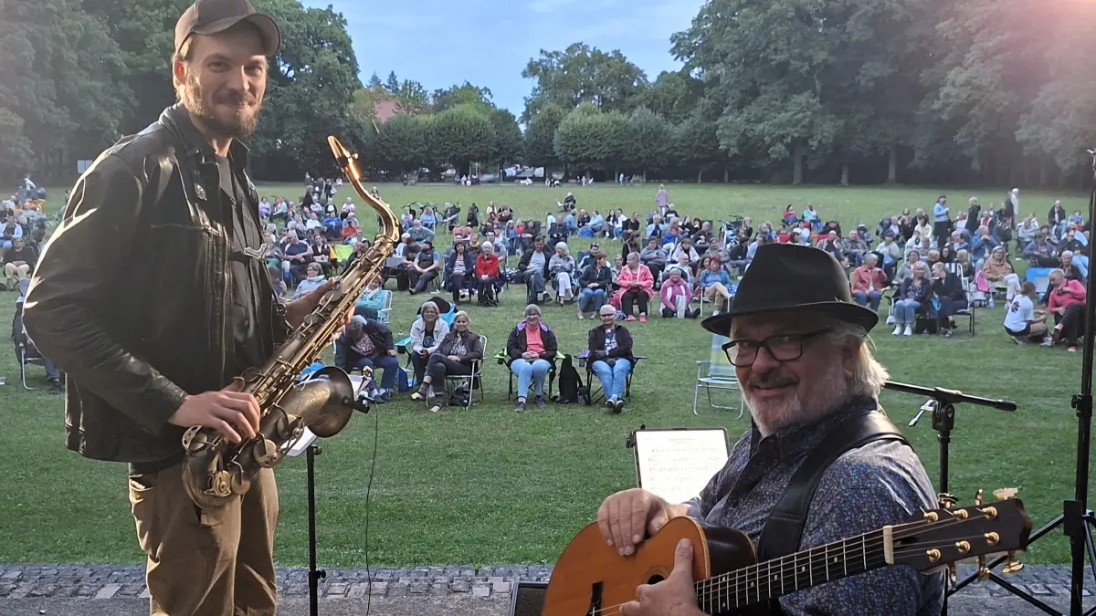 Max Ender (l.) und Chris Poller beim vorerst letzten Klappstuhlkonzert in der Bürgerheide in Finsterwalde. Torsten Drescher erklärt bereits erste Pläne, wie es mit der neuen Veranstaltungsreihe weitergehen wird.