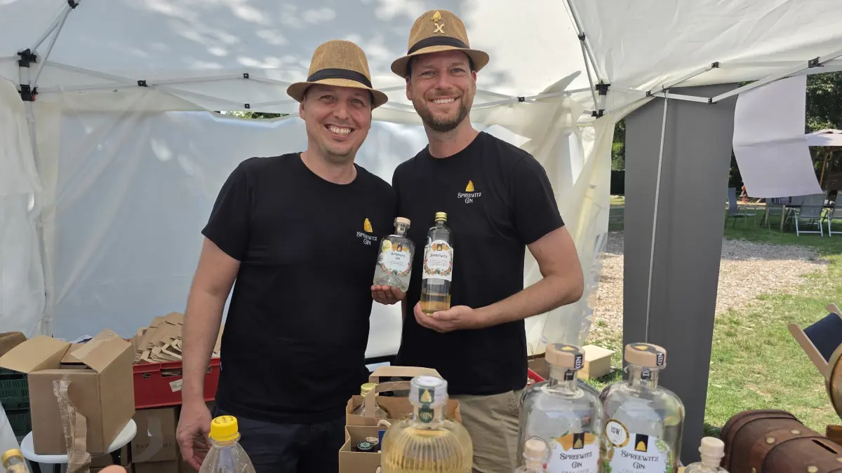 Preisgekrönt: Ihr Gin ist schon längt ein Sieger, nun konnten Ronny Graßmann (links) und Robert Rau von Spreewitz Gin auch mit "Oma Gittis Fruchtlikörchen" bei den World Liqueur Awards die Goldmedaille holen.