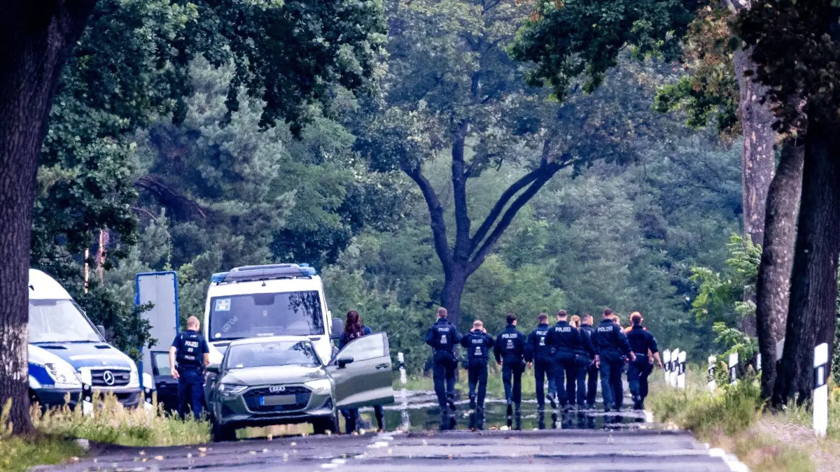 Nach Angriffen auf Stromnetz in Südbrandenburg: 03.09.2026, Brandenburg, Preilack: Einsatzkräfte einer Polizeihundertschaft beginnen mit der weiterführenden Durchsuchung um die Höchstspannungsleitungen im Gebiet um das Umspannwerk Turnow-Preilack und das Kraftwerk Jänschwalde. Nach der Sabotage am Stromnetz in Südbrandenburg führt die Polizei die großräumige Durchsuchung am Ereignisort heute weiter. Foto: Frank Hammerschmidt/dpa +++ dpa-Bildfunk +++