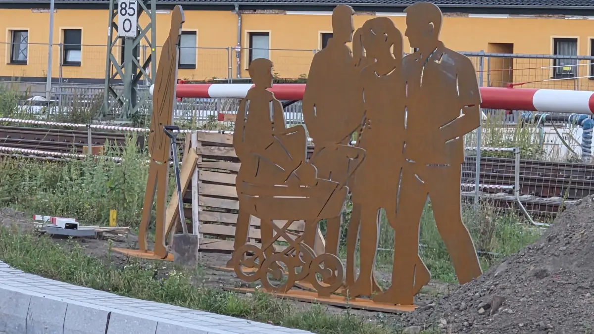 Figurengruppe vor der Bahnschranke. Diese Installation ist für die Gestaltung des neuen Kreisverkehrs auf der Neustadtseite vorgesehen.