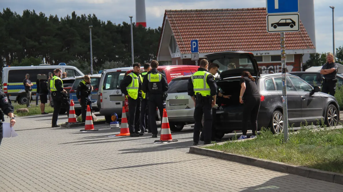 Die Polizei kontrolliert auf der Autobahn A13.