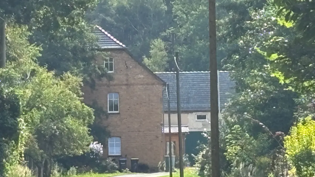 Blick auf die Plutomühle am östlichen Rand von Hosena. Nahe des auch als Blutmühle bezeichneten Ensembles soll sich vor rund 1100 Jahren die Wendenschlacht zugetragen haben.