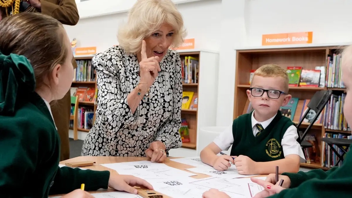 Königin Camilla in Liverpool: 04.09.2026, Großbritannien, Liverpool: Königin Camilla spricht bei einem Besuch in der Spellow Hub Community Library in Liverpool mit örtlichen Schulkindern. Die Bibliothek wurde wiedereröffnet, nachdem das Gebäude im August 2024 von Randalierern zerstört worden war. Foto: Peter Byrne/PA Wire/dpa +++ dpa-Bildfunk +++