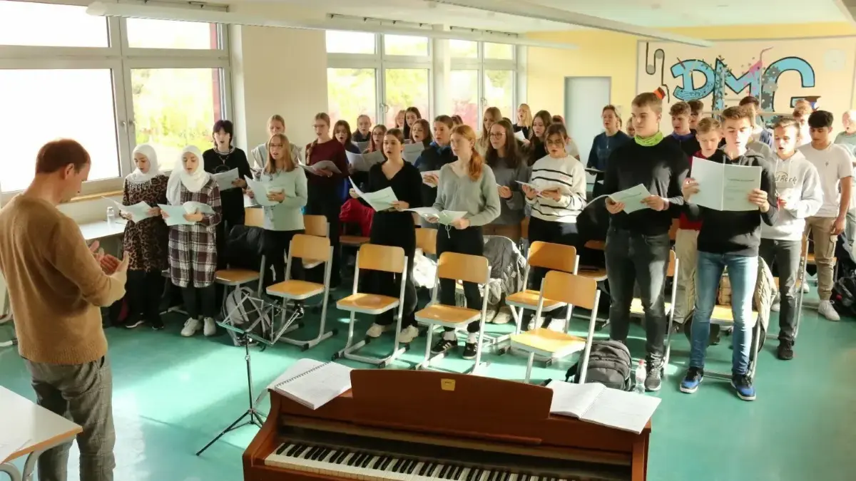 Frühere Probe mit Christoph Reuter am Philipp‑Melanchthon‑Gymnasium (Archivbild). In Herzberg/Elster wächst derzeit ein neues Oratorium heran, das erstmals Chöre aller Generationen zusammenführt.